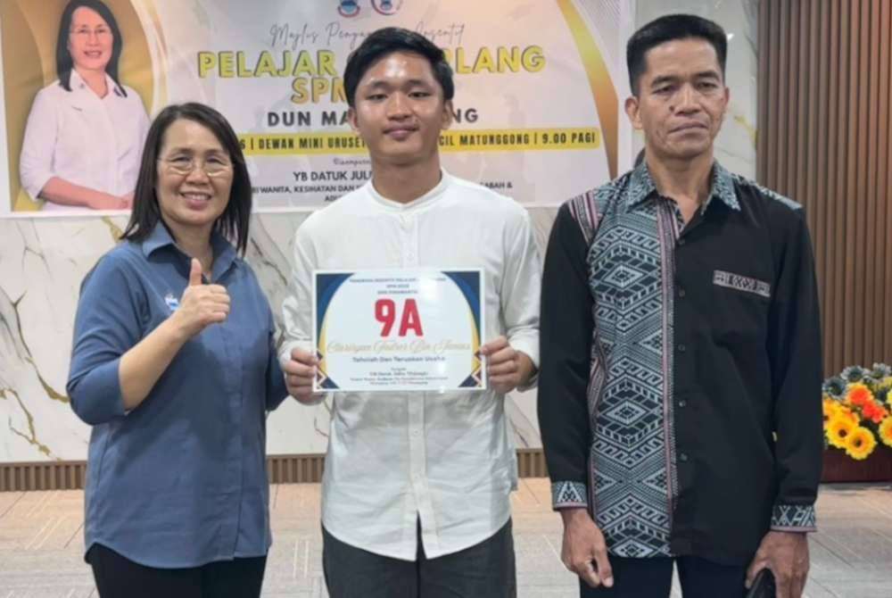 Julita (kiri) memberikan ketika menyampaikan insentif kepada Clariryan (tengah) yang memperoleh 9A dalam keputusan SPM 2025.