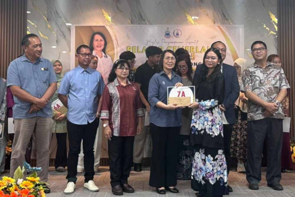 Julita (lima dari kiri) menyampaikan insentif kepada pelajar yang memperoleh 7A, Ruth Nathalie dari SMK Sikuati.