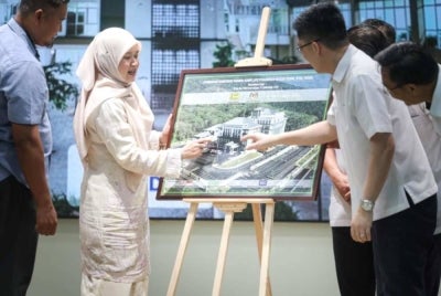 Fadhlina (dua dari kiri) bersama Kah Woh (kanan) pada Majlis Penyerahan Projek Siap Pembinaan Bangunan Baharu Kompleks Pendidikan Negeri Perak. Foto: Bernama