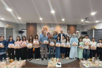 Antara pelajar cemerlang dari Matunggong yang menerima insentif yang disampaikan Julita.