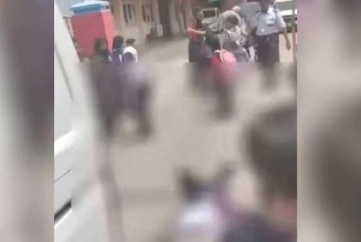 Seorang kanak-kanak perempuan berusia lapan tahun maut selepas dilanggar sebuah van dalam kemalangan jalan raya di hadapan SK Seri Maimon. 