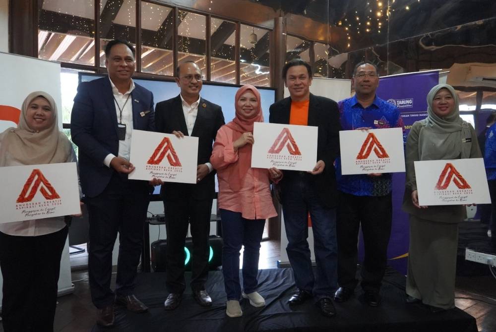 Norman (tiga dari kanan) bersama wakil-wakil sokongan strategik dalam pelaksanaan program AKAR 2026 baru-baru ini.