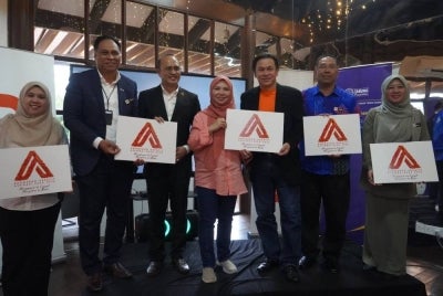 Norman (tiga dari kanan) bersama wakil-wakil sokongan strategik dalam pelaksanaan program AKAR 2026 baru-baru ini. 