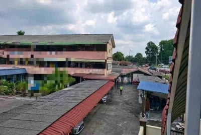 Bumbung pejalan kaki lokasi kanak-kanak berkenaan dipercayai terjatuh.