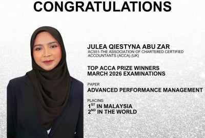 Julea Qiestyna sekali lagi membuktikan kehebatannya apabila muncul sebagai pelajar terbaik Malaysia (tempat pertama) dan kedua terbaik di dunia bagi kertas APM - ACCA. Foto: Facebook UiTM 