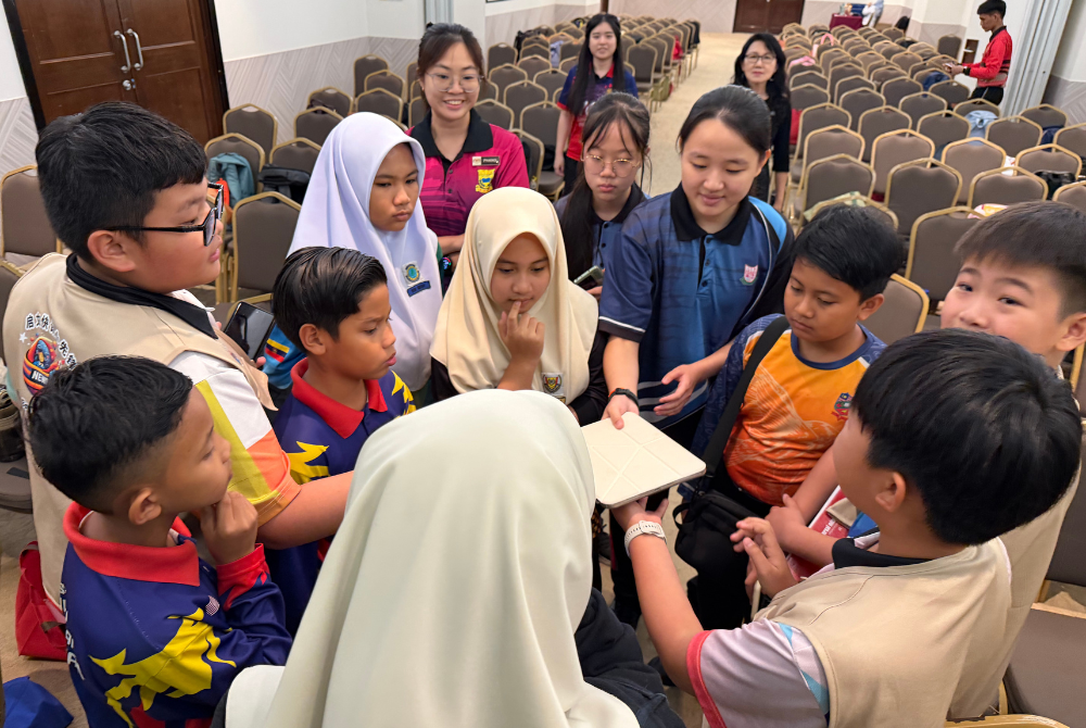 Hampir 200 pelajar dari sekolah di sekitar Labuan tidak melepaskan peluang menghadiri Bengkel Literasi Digital TV PSS di Ujana Kewangan.