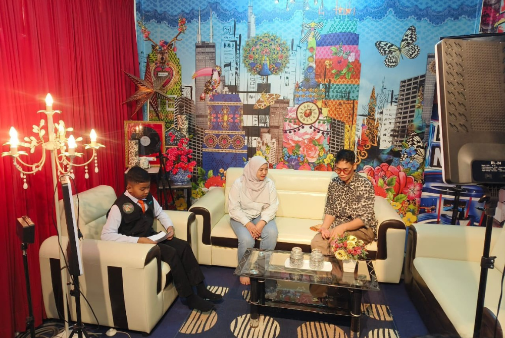 Lawatan ke Studio Rancha-Rancha di Sekolah Menengah Kebangsaan (SMK) Rancha-Rancha, Labuan
sekali gus berpeluang membuat rakaman audio siar bersama murid TV PSS.
