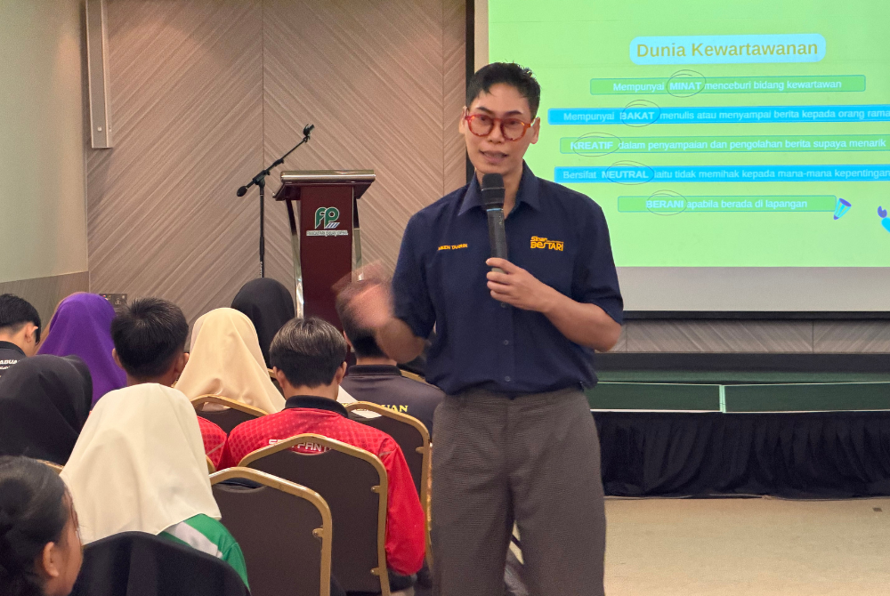 Meen Tahrin menyampaikan taklimat etika kewartawanan.

