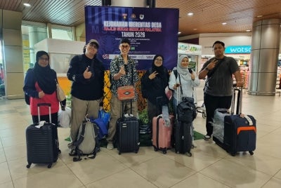 Kru Sinar Bestari bersama wakil Bahagian Sumber dan Teknologi Pendidikan (BSTP) Kementerian Pendidikan Malaysia (KPM) tiba di Lapangan Terbang Wilayah Persekutuan Labuan.
