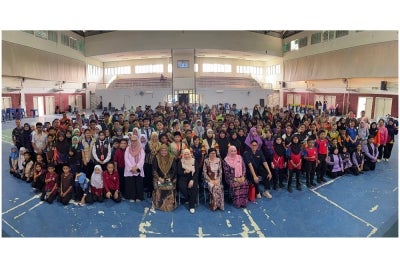 TANDA HADIR... (Kiri) Peserta Bengkel Literasi Digital TV PSS bergambar bersama kru TV PSS Sinar Bestari dan BSTP KPM.
