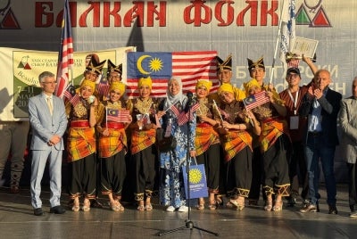 Pasukan TMC Dancer KTETM yang berpusat di UKM disertai 10 pelajar yang menampilkan persembahan tarian rakyat diiringi dua guru iaitu Nadia Hanis dan Nur Bazlina Syakirin. 