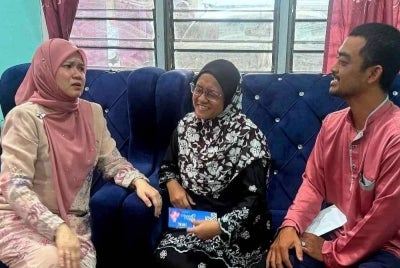 Fadhlina (kiri) ketika menziarahi keluarga murid SK Seri Maimon, Allahyarham Nur Aini Umairah Mohd Fareez, 8, yang maut setelah dilanggar sebuah van di hadapan sekolah berkenaan, Selasa lepas. 