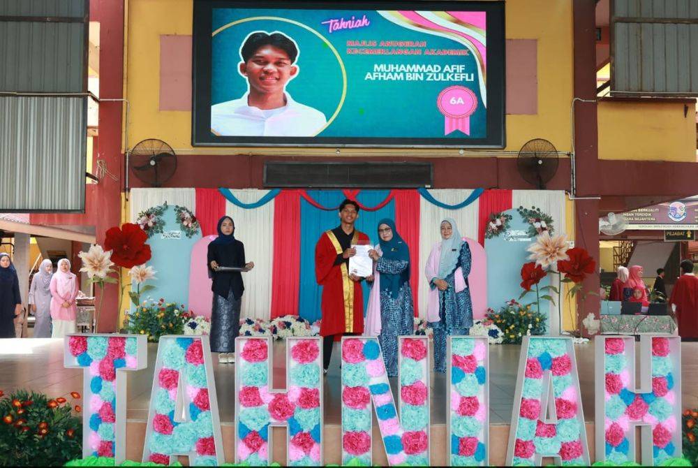 Muhammad Afif Afham (tengah) antara pelajar yang diraikan dalam majlis itu. Foto: Jurukamera SMK Jalan Kebun, Nur Alya Adrianna Mohamad Faizal