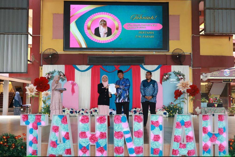 Nur Afiqah Adrianna (tengah) berjaya meraih tempat pertama dalam kelas 2 Al-Farabi. Foto: Jurukamera SMK Jalan Kebun, Nur Alya Adrianna Mohamad Faizal