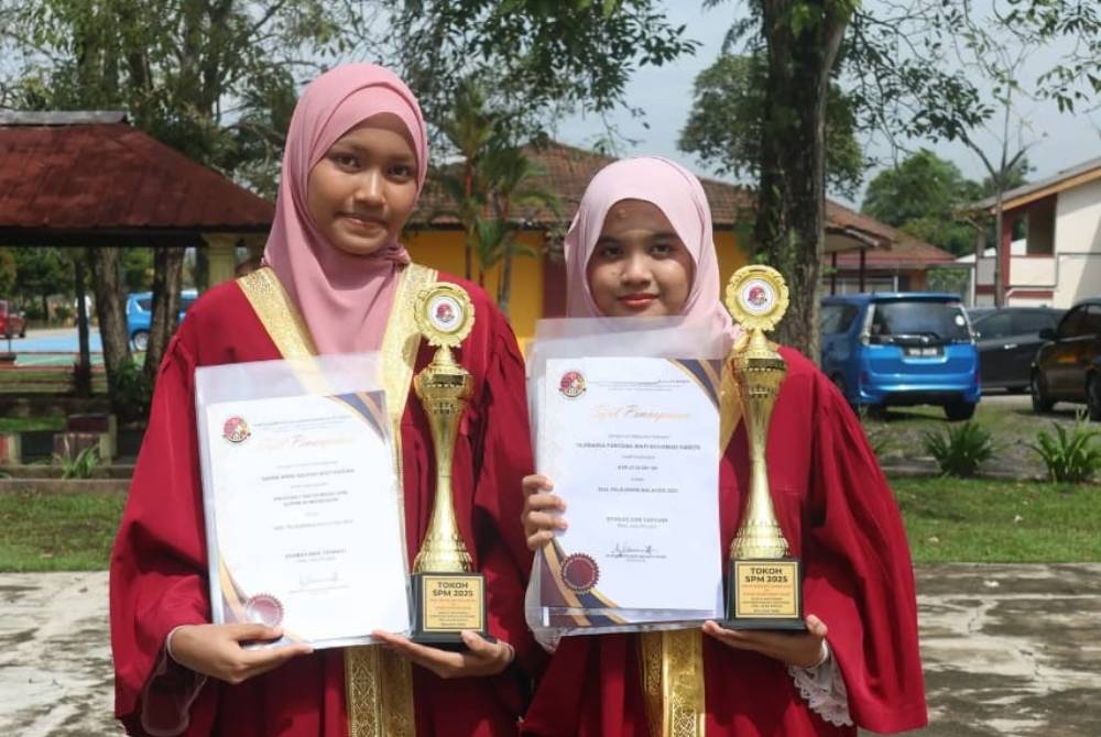 Nurdania Farzana (kanan) dan Damia Amni Najihah (kiri) memasang impian untuk melanjutkan pelajaran ke peringkat lebih tinggi, sekali gus membuktikan kejayaan dalam SPM menjadi titik permulaan kepada masa depan yang lebih cemerlang. Foto: Jurukamera SMK Jalan Kebun, Nur Alya Adrianna Mohamad Faizal