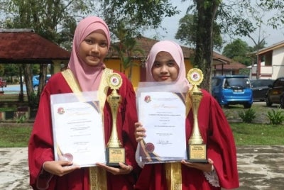 Nurdania Farzana (kanan) dan Damia Amni Najihah (kiri) memasang impian untuk melanjutkan pelajaran ke peringkat lebih tinggi, sekali gus membuktikan kejayaan dalam SPM menjadi titik permulaan kepada masa depan yang lebih cemerlang. Foto: Jurukamera SMK Jalan Kebun, Nur Alya Adrianna Mohamad Faizal 