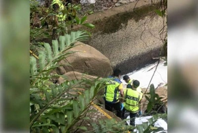 Sepasukan anggota polis berada di lokasi selepas menerima laporan penemuan mayat di Sungai Padas, Empangan Hidro Elektrik Pangi, Tenom.