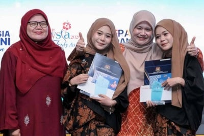 Majlis berprestij itu disempurnakan oleh Menteri Pendidikan yang turut menzahirkan penghargaan kepada warga pendidik, ibu bapa serta pelajar atas komitmen luar biasa dalam memastikan kecemerlangan pendidikan terus diperkasa. 