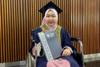 Siti Izzati berkata, sokongan keluarga terutama ibu bapa menjadi kekuatan terbesar sepanjang pengajian kerana sanggup menghantar dan mengambil dia bagi menjalani pemeriksaan di Kedah.