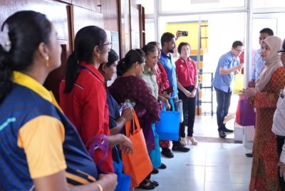 Fadhlina (kanan) meluangkan masa beramah mesra bersama guru-guru SJKT Taman Permata ketika kunjungannya pada Khamis.