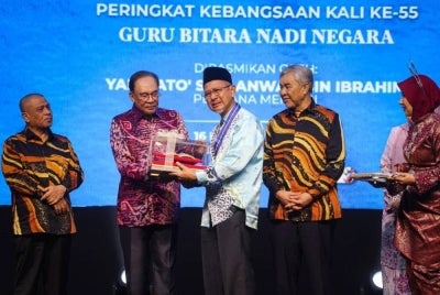 Abdul Rashid menerima Anugerah Tokoh Guru Kebangsaan 2026 sempena Sambutan Hari Guru Peringkat Kebangsaan ke-55 pada Sabtu. 