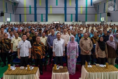 Anwar bersama tetamu pada Sesi Pertemuan dan Penyampaian Surat Setuju Terima (SST) kepada Kontraktor Kecil Bumiputera di Kompleks Pendidikan Negeri Perak. 