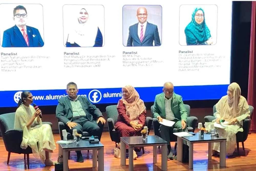 Dari kiri: Dr Malar Santhi selaku moderator bersama panel terdiri daripada Naharudeen, Dr Hasnah Toran, M.K. Thas dan Dr Zasmani dalam Forum "Respect vs Fear: Shaping Positive Traditions in SBPs Without Crossing Into Bullying".