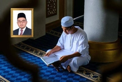 Penghafaz al-Quran sepatutnya lebih berdisiplin dalam menjaga hafalan mereka ketika berada bersama masyarakat. Foto Canva/Gambar kecil: Dr Mohd Khairulnazrin