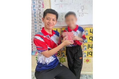 Mohammad Aniq (kiri) berusaha untuk memberikan terbaik kepada anak muridnya.