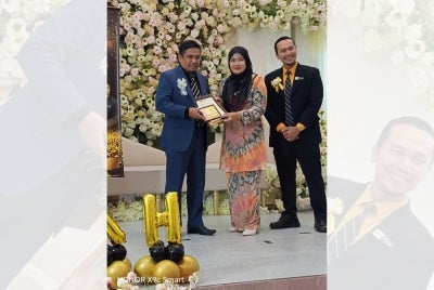 Misbah (tengah) diraikan dalam Apresiasi Pendidikan Khas Peringkat PPD Pasir Mas.