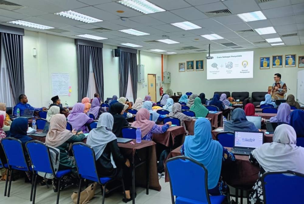 Dr Mohd Ridzuan (depan, kanan) ketika mengendalikan Kursus Pembangunan Profesionalisme Keguruan (Guru KAFA) baru-baru ini.