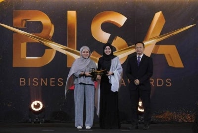 UPTM memperoleh pengiktirafan BISA 2026 menerusi Anugerah Utama Pendidikan Profesional dan Sains Sosial yang disampaikan oleh Ketua Pegawai Eksekutif Sinar Karangkraf, Farah Hussamuddin. 
