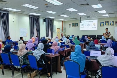 Dr Mohd Ridzuan (depan, kanan) ketika mengendalikan Kursus Pembangunan Profesionalisme Keguruan (Guru KAFA) baru-baru ini. 
