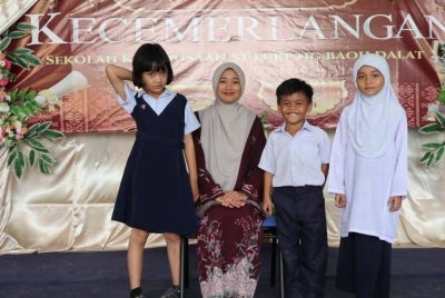 Cikgu Norzaidatul Akmal (dua dari kiri) mengakui cabaran terbesar bukanlah perjalanan jauh ke sekolah sebaliknya melihat murid-muridnya berdepan kekurangan yang tidak sepatutnya menghalang mereka daripada belajar. 