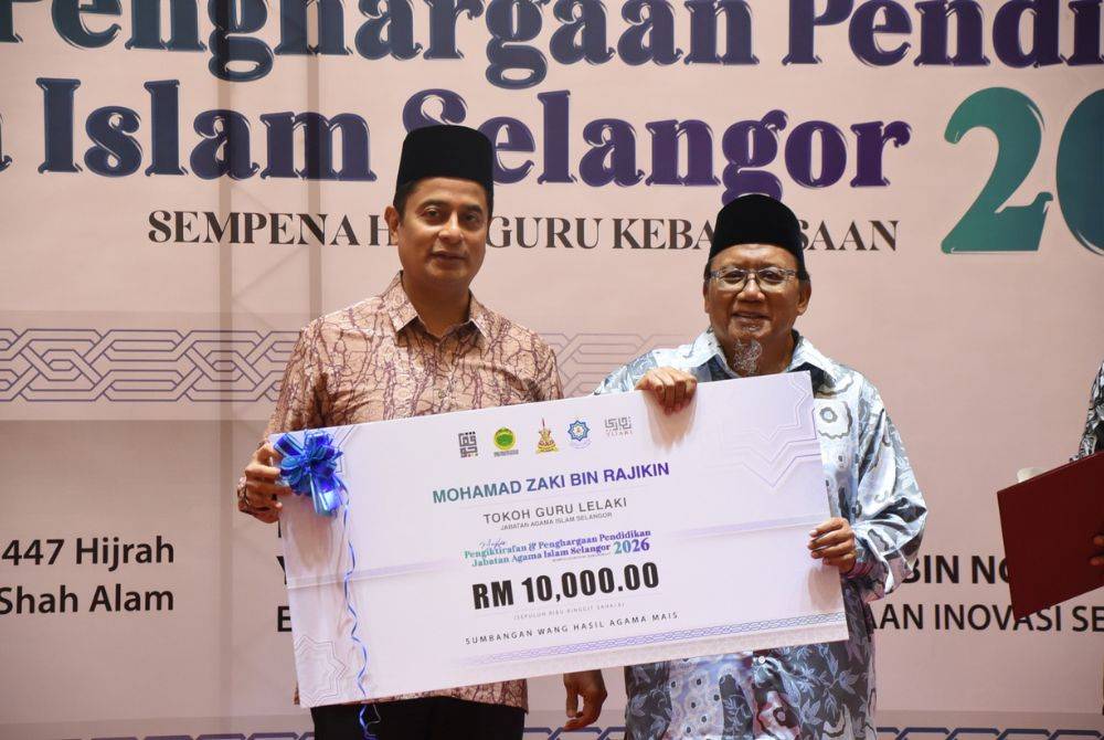 Tokoh Guru Lelaki disandang oleh Mohd Zaki (kanan). 