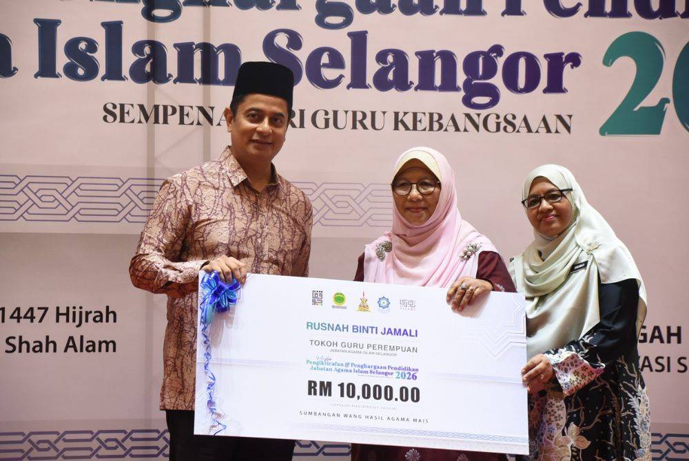 Rosnah (tengah) dinobatkan sebagai Tokoh Guru Perempuan. 