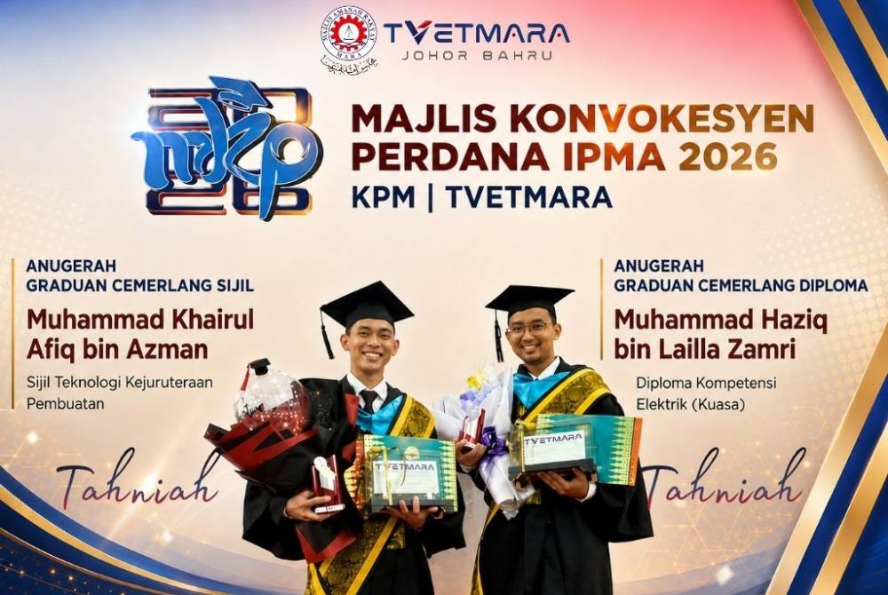 Dari kiri Muhammad Khairul Afiq dan Muhammad Haziq yang dinobatkan sebagai penerima Anugerah Graduan Cemerlang Program Sijil dan Diploma baru-baru ini.