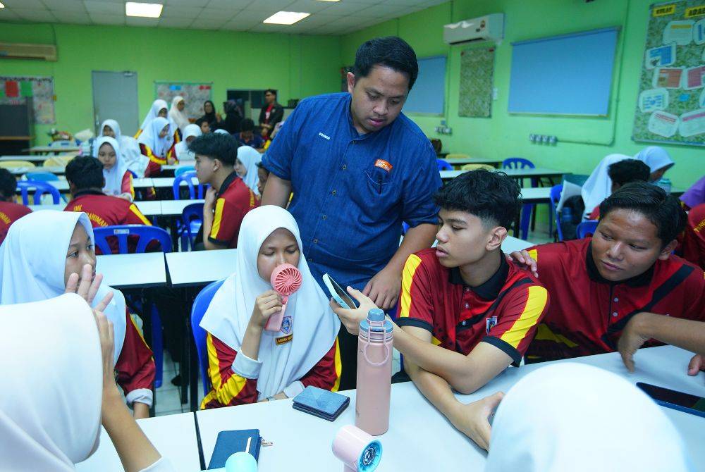 Juruvideo Kreatif Sinar Harian merangkap tenaga pengajar untuk videografi, Muhammad Ikhwan Muhammad Azahari memastikan tugasan berkumpulan pelajar disunting mengikut tema yang diberikan.
