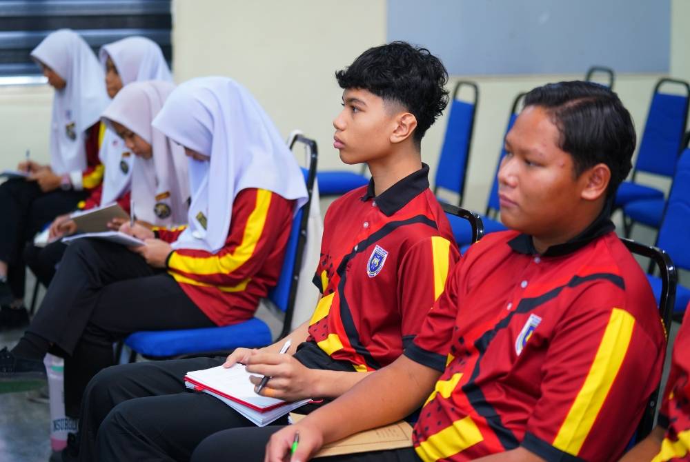 Pelajar yang menyertai bengkel ini khusyuk mendengar perkongsian daripada tenaga pengajar mengenai teknik asas videografi.

