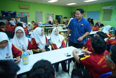Pelajar menyiapkan tugasan video yang bertemakan Hari Guru sambil dipantau oleh Juruvideo Kreatif Sinar Harian, Muhammad Ikhwan Muhammad Azahari. 