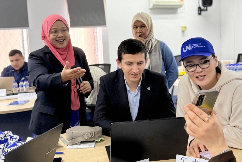 Profesor Madya Dr Siti Nazuar (kiri)