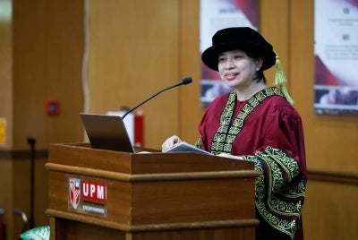 Profesor Dr Chan Yoke Mun ketika menyampaikan Syarahan Inaugural bertajuk Nutrition for Resilient Ageing: Optimised Protein Strategies for Sarcopenia Prevention baru-baru ini.
