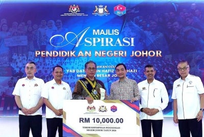 Menerusi perkongsian di Facebook, Azman meluahkan rasa syukur dan menyifatkan pengiktirafan tersebut bukan miliknya secara peribadi, sebaliknya milik seluruh warga pendidikan yang pernah bersama-sama mengharungi perjalanan kerjayanya selama ini. 