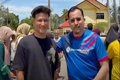 Asyraf (kanan) bersama Mohamad Muiz.