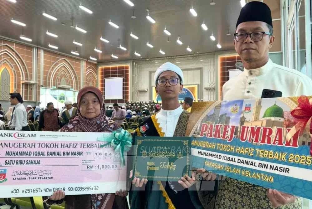 Muhammad Iqbal Danial (tengah) bersama ibu bapanya. 