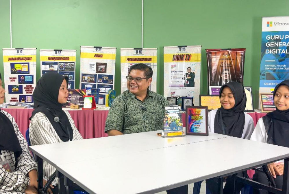 Muhammad Khairi dalam salah satu sesi pengajaran murid dalam kelas.