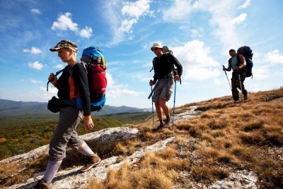 Elakkan memilih laluan terlalu sukar atau berbahaya terutama bagi mereka yang baru pertama kali mencuba aktiviti hiking. Foto: Canva 
