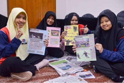 Pelajar SMK Putrajaya Presint 5 (1) menunjukkan hasil bahan berita yang dikumpul daripada surat khabar pada Bengkel Akhma peringkat kebangsaan 2026 di Pusat Dagangan Dunia Kuala Lumpur.
