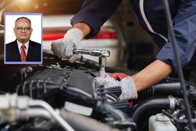 TVET kini semakin mendapat perhatian sebagai laluan strategik untuk membina kerjaya yang kukuh, relevan dan bernilai tinggi. Foto: Canva. Gambar kecil: Profesor Madya Dr Khairol Anuar 