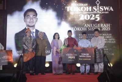 Muhammad Haikal (tengah) diangkat sebagai tokoh siswa berdasarkan pencapaian cemerlang beliau dalam kepimpinan, penglibatan organisasi, keterlihatan mahasiswa serta sumbangan berterusan kepada komuniti kampus dan negara. 